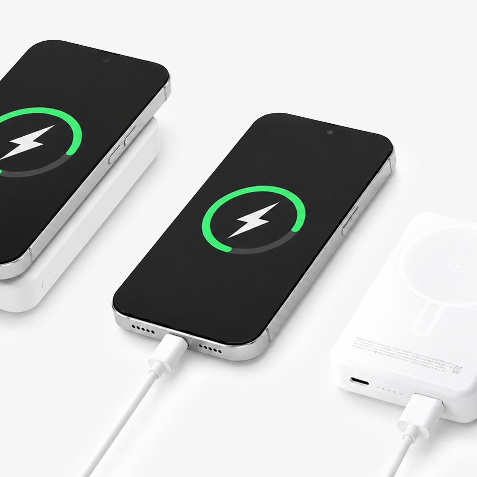 맥세이프 고속충전 보조배터리(10,000mAh)-190g의 가벼운 무게와 슬림한 사이즈로 휴대하기 좋은 마그네틱 보조배터리입니다. 맥세이프 고속충전 보조베터리(10,000mAh)는 대용량 배터리를 탑재한 휴대용 보조배터리입니다. C-Type 유선 입출력, USB-A 출력 커스텀 제작 상품, 마플