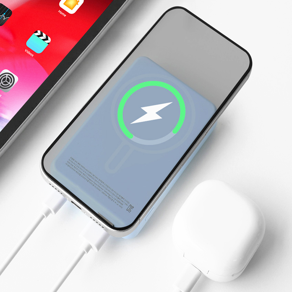 맥세이프 고속충전 보조배터리(10,000mAh)-190g의 가벼운 무게와 슬림한 사이즈로 휴대하기 좋은 마그네틱 보조배터리입니다. 맥세이프 고속충전 보조베터리(10,000mAh)는 대용량 배터리를 탑재한 휴대용 보조배터리입니다. C-Type 유선 입출력, USB-A 출력 커스텀 제작 상품, 마플