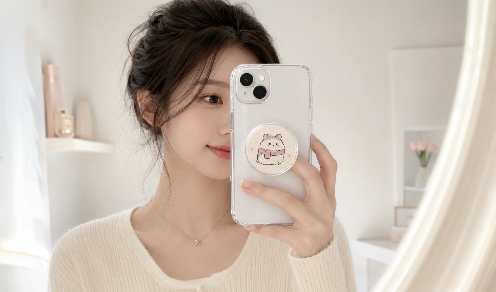마플 투명 슬라이드 스마트톡 – 햄스터 캐릭터 일러스트를 풀컬러 인쇄해 제작한 스마트톡을 스마트폰에 부착해 들고 거울 셀카를 찍는 이미지