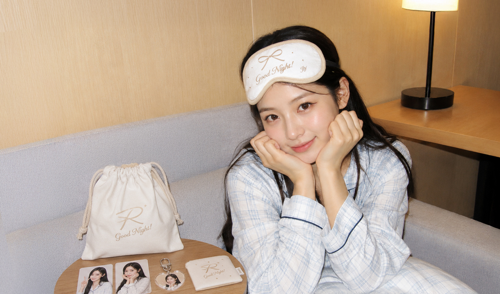 마플 커스텀 극세사 수면 안대 아이돌 브랜드 로고를 풀 컬러 인쇄한 수면 안대를 팬굿즈 세트와 함께 착용한 이미지