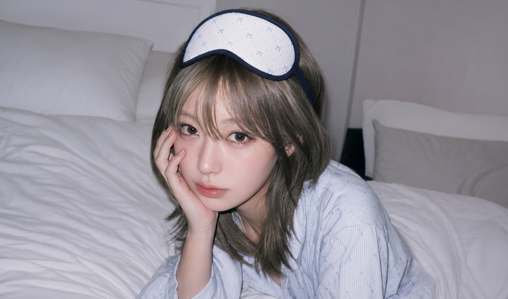 마플 커스텀 극세사 수면 안대 리본 패턴을 풀 컬러 인쇄한 화이트 수면 안대를 이마에 올려 착용한 이미지
