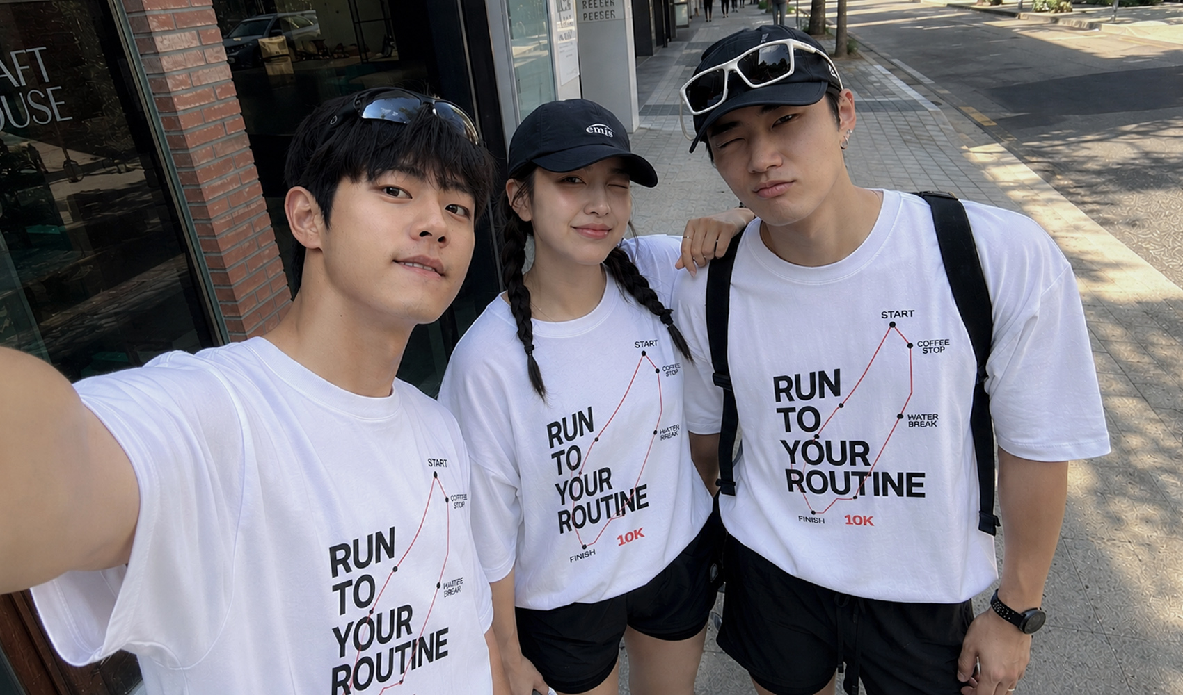 마플 길단 2000 오리지널 티셔츠 러닝 크루 로고와 문구를 인쇄한 화이트 단체 티셔츠를 3인이 야외에서 착용한 이미지