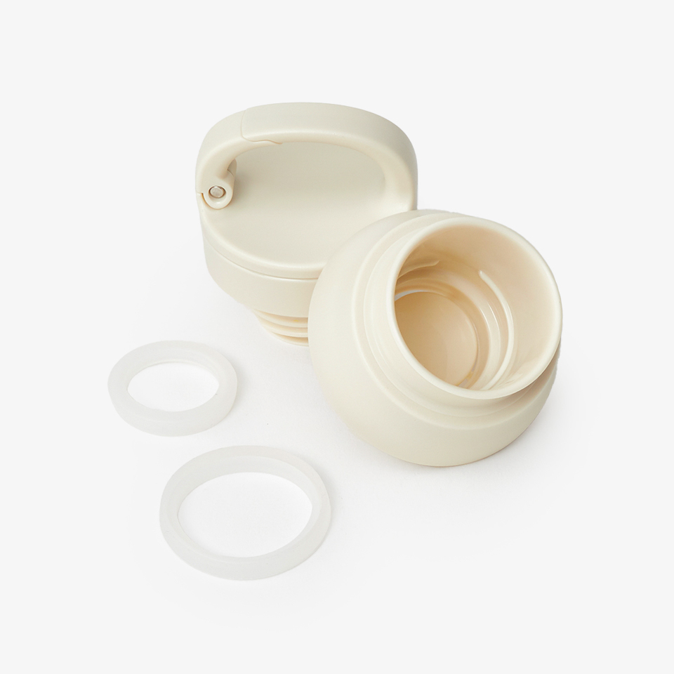 앤드링 텀블러 600ml-반무광 코팅으로 고급스러움과 생활 기스를 방지하고, 넉넉한 600ml 용량과 이중 진공 구조로 보온·보냉 효과를 오래 유지합니다. 원터치 고리 손잡이로 휴대가 편리하며, 반무광 코팅으로 생활 기스를 방지합니다. 이중 밀폐 마개와 얼음 스토퍼가 적용되어 더욱 깔끔하게 음용할 수 있습니다. 커스텀 제작 상품, 마플
