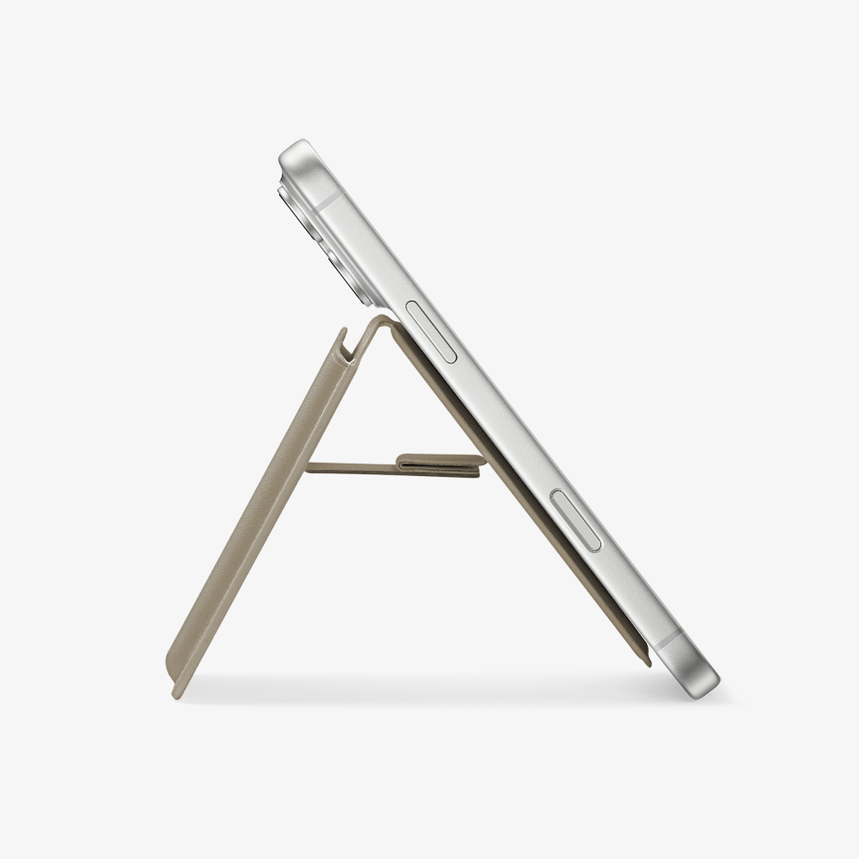 맥세이프 스탠드 가죽 카드지갑-펼쳐서 거치대로 활용할 수 있는 맥세이프 카드지갑입니다. 맥세이프 스탠드 가죽 카드지갑, 강력한 N52 자석으로 안정감 있게 부착되고 펼치면 스탠드로도 활용할 수 있어요. 부드러운 PU 가죽 질감이 손에 감기듯 편안하며, 문구·일러스트·직접 그린 그림 등 원하는 어떤 디자인이든 자유롭게 커스텀할 수 있어요. 커스텀 제작 상품, 마플