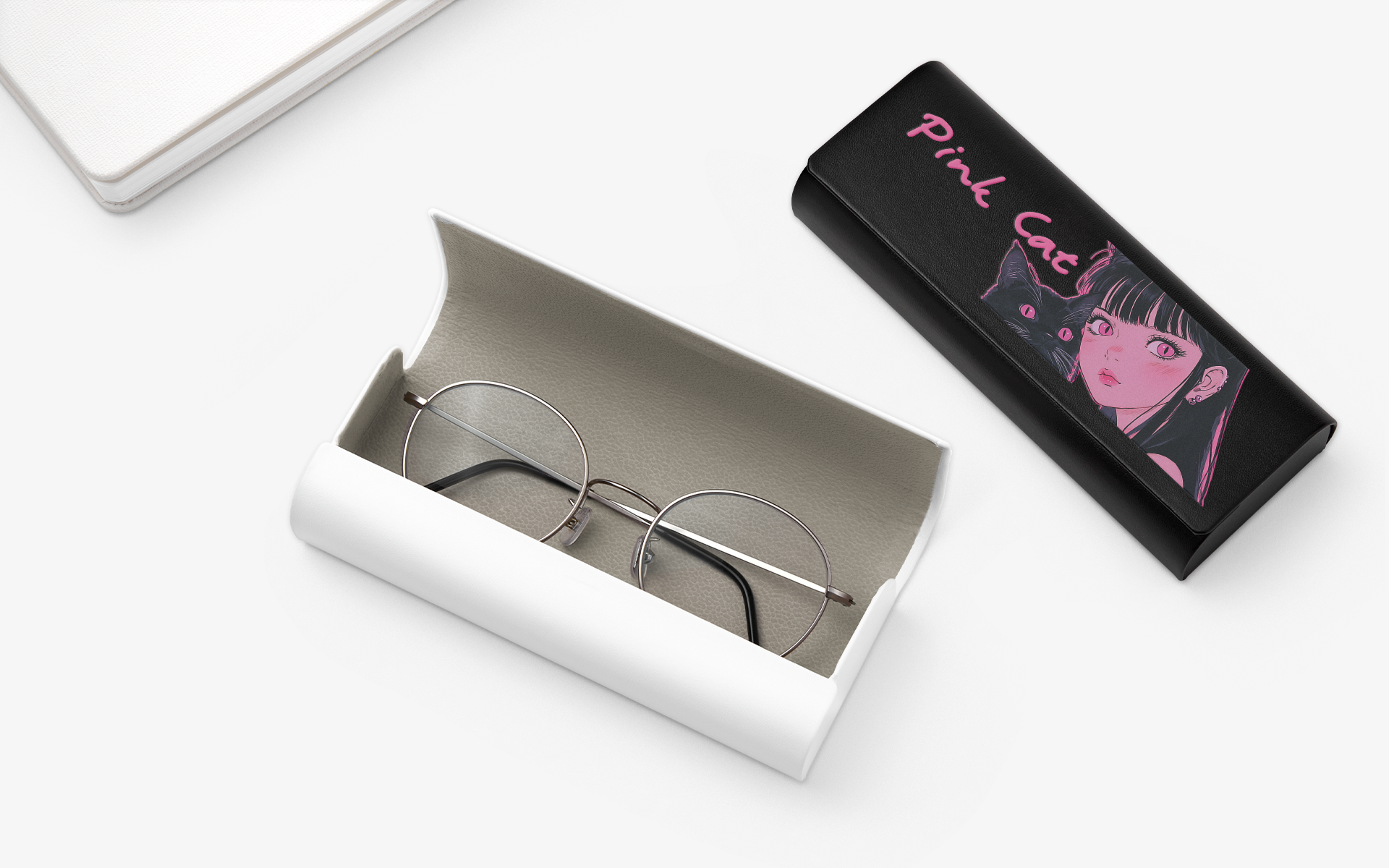 커스텀 안경 케이스-내장된 마그네틱 클로징으로 부드럽게 열고 닫을 수 있는 단단한 하드 안경 케이스예요. 슬림하고 단단한 하드 케이스로 안경을 안전하게 보호해요. 내장 마그네틱으로 부드럽게 열고 닫으며, 원하는 어떤 디자인이든 문구·일러스트·직접 그린 그림까지 자유롭게 커스텀 제작할 수 있어요. 커스텀 제작 상품, 마플