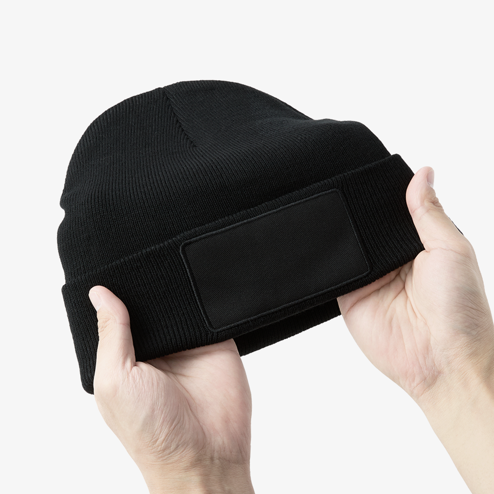 WIND S PATCH 비니-친환경적인 리사이클 폴리에스터 소재의 비니입니다. 리사이클 폴리에스터 소재로 제작된 친환경 비니. 더블 레이어 구조로 보온성과 착용감을 동시에 갖췄으며, 전면 패치 디테일로 브랜드 로고·커스텀 작업에 적합한 겨울 패션잡화 아이템. 커스텀 제작 상품, 마플