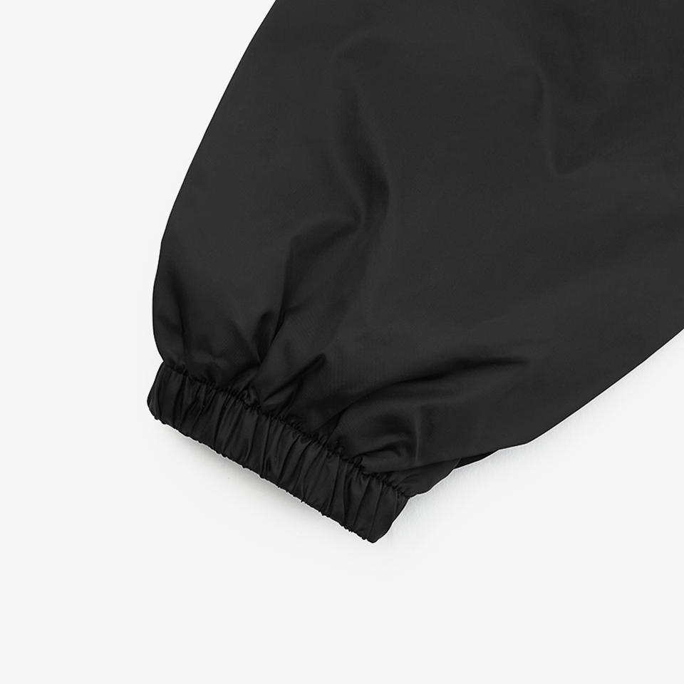 나일론 코치 자켓 커스텀 제작, 소매 끝을 잡아주는 밴딩 처리로 밀착감을 높여 찬 공기 유입을 줄여주는 기능성 디테일