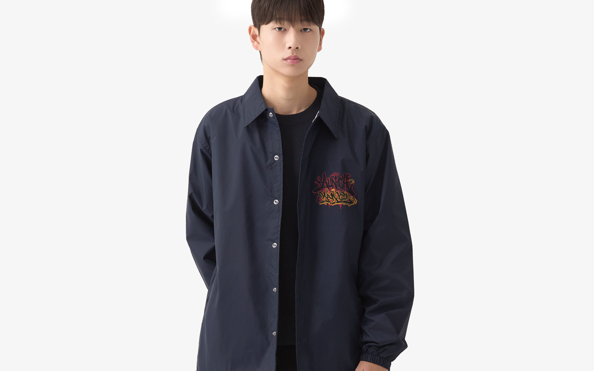 나일론 코치 자켓 커스텀 제작, 기모 안감과 타프타 원단으로 가볍게 걸칠 수 있으며 스냅 버튼과 스트링 디테일로 다양한 스타일링이 가능한 실용적 아우터