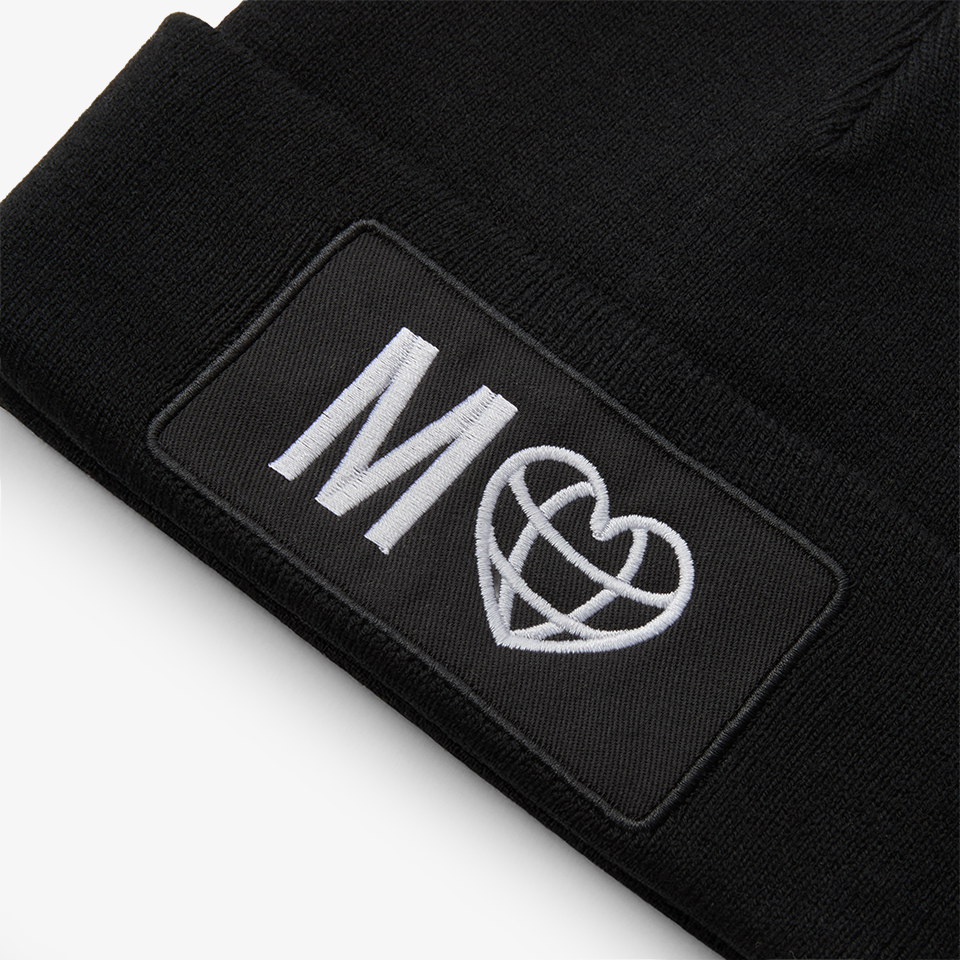 WIND S PATCH 비니-친환경적인 리사이클 폴리에스터 소재의 비니입니다. 리사이클 폴리에스터 소재로 제작된 친환경 비니. 더블 레이어 구조로 보온성과 착용감을 동시에 갖췄으며, 전면 패치 디테일로 브랜드 로고·커스텀 작업에 적합한 겨울 패션잡화 아이템. 커스텀 제작 상품, 마플