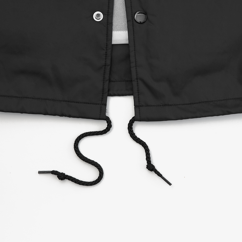 나일론 코치 자켓 커스텀 제작, 밑단 스트링 디테일로 상황에 맞게 핏을 조절할 수 있는 기능성 디테일