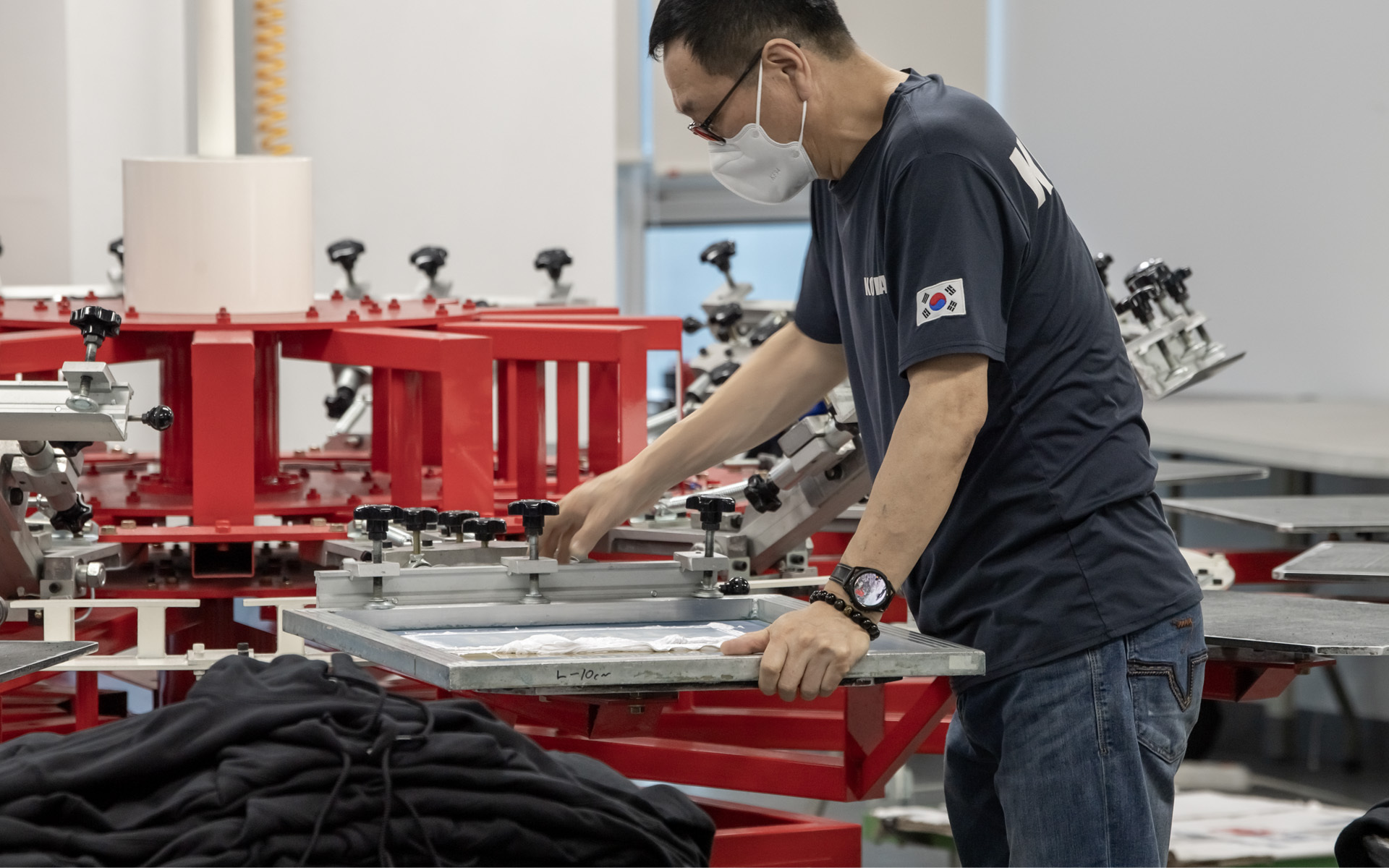 5618-01 스탠다드 핏 후드티 (쭈리 기모)-기모 안감으로 따뜻하게 착용할 수 있는 스탠다드 핏 후드티예요. 포근한 기모 안감으로 보온성이 좋은 스탠다드 핏 후드티예요. 10온스 두께로 부담 없이 편하게 착용할 수 있으며, 겉감 면100%라 보풀 걱정 없이 오래 깔끔하게 입기 좋아요. 마플의 우수한 인쇄 퀄리티로 로고부터 그래픽까지 다양한 디자인을 선명하게 구현해 단체복, 크루웨어 커스텀 제작 상품, 마플