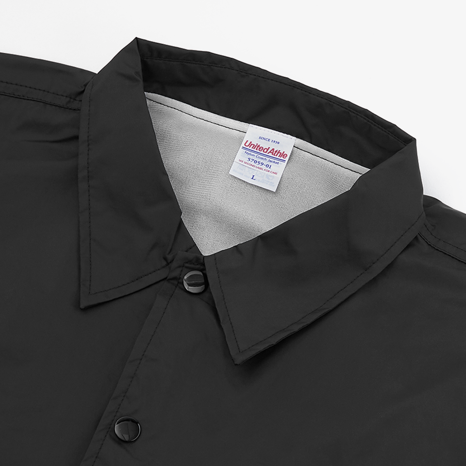 나일론 코치 자켓 커스텀 제작, 입체적으로 설계된 넥 카라 디자인으로 착용 시 깔끔하고 단정한 실루엣을 완성하는 디테일