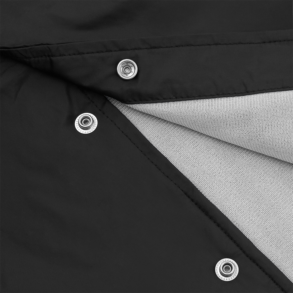 나일론 코치 자켓 커스텀 제작, 쉽게 여닫을 수 있는 스냅 단추로 일상에서 부담 없이 착용 가능한 실용적인 디테일