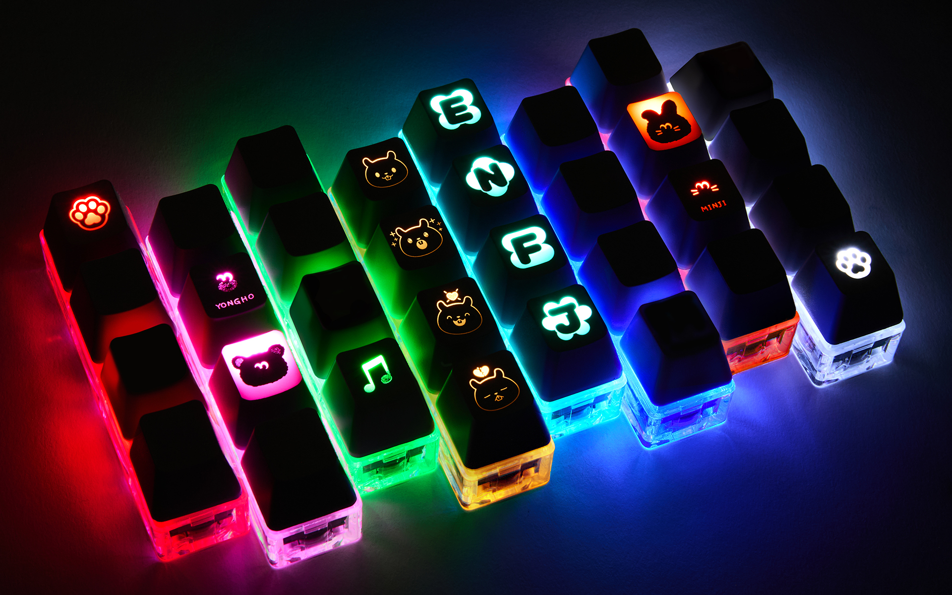 LED 키캡 키링 블랙 (4구)-각인 키캡이 LED 라이트와 결합된 형태의 키링입니다. 9종의 다양한 led 컬러와 화이트, 블랙 두 가지 키캡 컬러로 제공되는 LED 키링 각인 키캡. 명도 조절이 가능한 정교한 1도 각인으로, 유니크한 디자인을 커스텀할 수 있습니다. LED와 결합하여 특별한 나만의 굿즈를 제작할 수 있어요. 커스텀 제작 상품, 마플