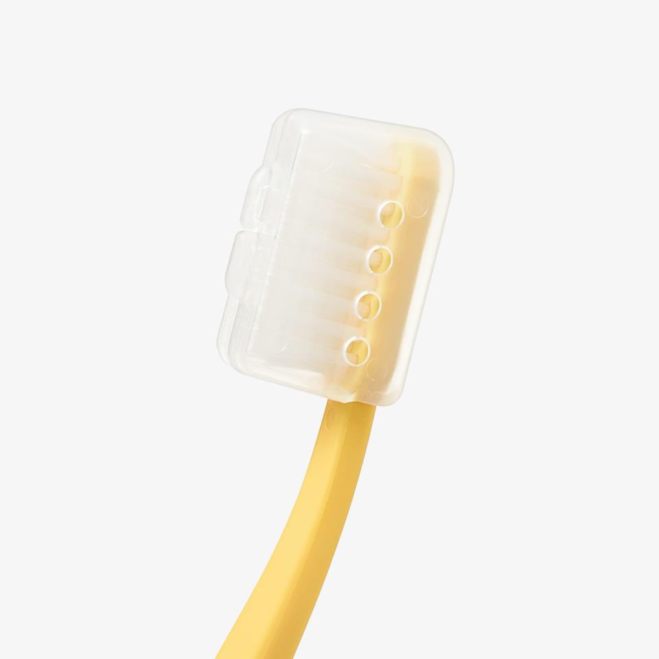 노란색 칫솔에 장착된 개별 위생 캡, 휴대와 보관에 편리한 디자인