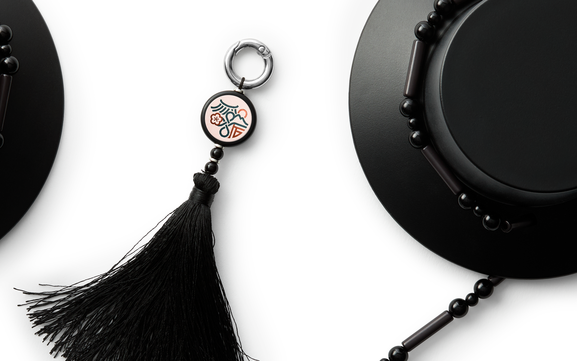 갓 텀블러 600ml-한국 전통의 아름다움을 담아낸 갓(笠) 텀블러 입니다. 한국 전통 모자 갓(笠)에서 영감을 받은 600ml 디자인 텀블러. K-헤리티지 감성을 담은 오브제형 텀블러로 노리개 키링과 갓 끈 디테일이 특징이며 스테인리스 316 소재로 내식성과 내구성이 뛰어난 프리미엄 텀블러. 커스텀 제작 상품, 마플