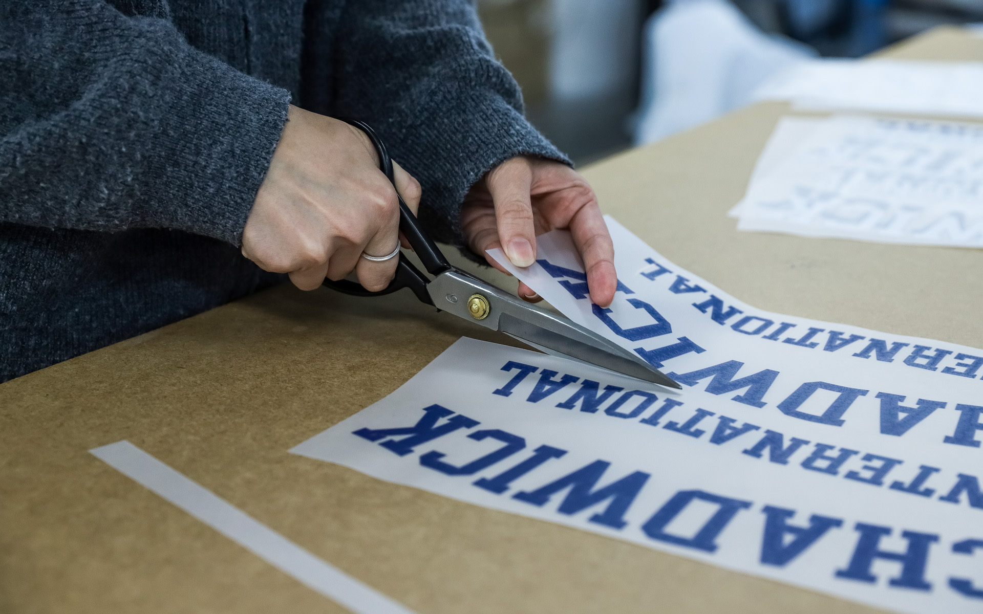 갓 텀블러 600ml-한국 전통의 아름다움을 담아낸 갓(笠) 텀블러 입니다. 한국 전통 모자 갓(笠)에서 영감을 받은 600ml 디자인 텀블러. K-헤리티지 감성을 담은 오브제형 텀블러로 노리개 키링과 갓 끈 디테일이 특징이며 스테인리스 316 소재로 내식성과 내구성이 뛰어난 프리미엄 텀블러. 커스텀 제작 상품, 마플