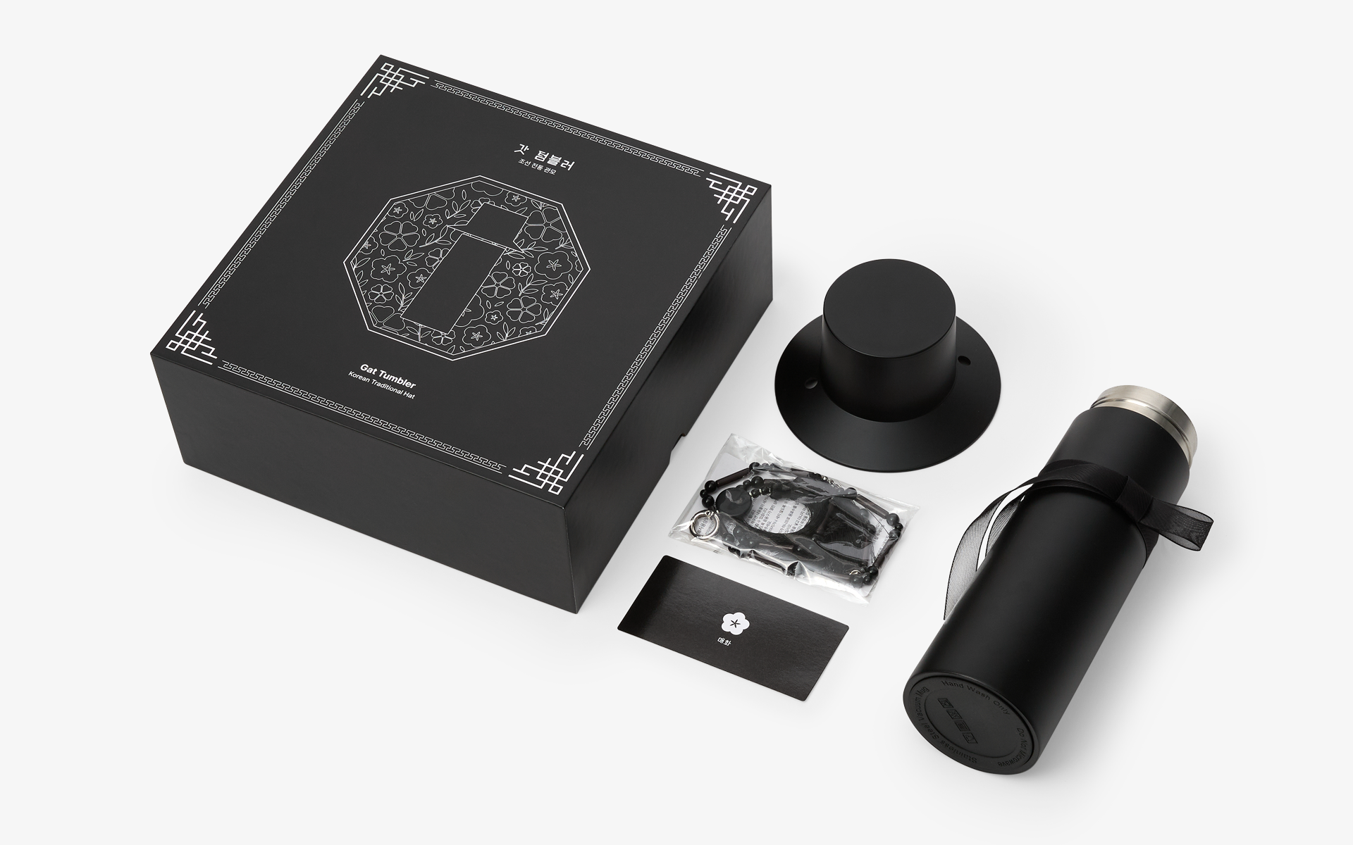 갓 텀블러 600ml-한국 전통의 아름다움을 담아낸 갓(笠) 텀블러 입니다. 한국 전통 모자 갓(笠)에서 영감을 받은 600ml 디자인 텀블러. K-헤리티지 감성을 담은 오브제형 텀블러로 노리개 키링과 갓 끈 디테일이 특징이며 스테인리스 316 소재로 내식성과 내구성이 뛰어난 프리미엄 텀블러. 커스텀 제작 상품, 마플