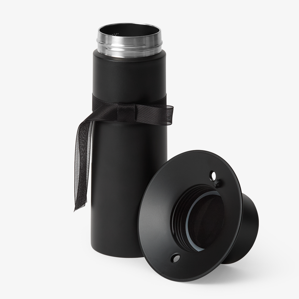 갓 텀블러 600ml-한국 전통의 아름다움을 담아낸 갓(笠) 텀블러 입니다. 한국 전통 모자 갓(笠)에서 영감을 받은 600ml 디자인 텀블러. K-헤리티지 감성을 담은 오브제형 텀블러로 노리개 키링과 갓 끈 디테일이 특징이며 스테인리스 316 소재로 내식성과 내구성이 뛰어난 프리미엄 텀블러. 커스텀 제작 상품, 마플