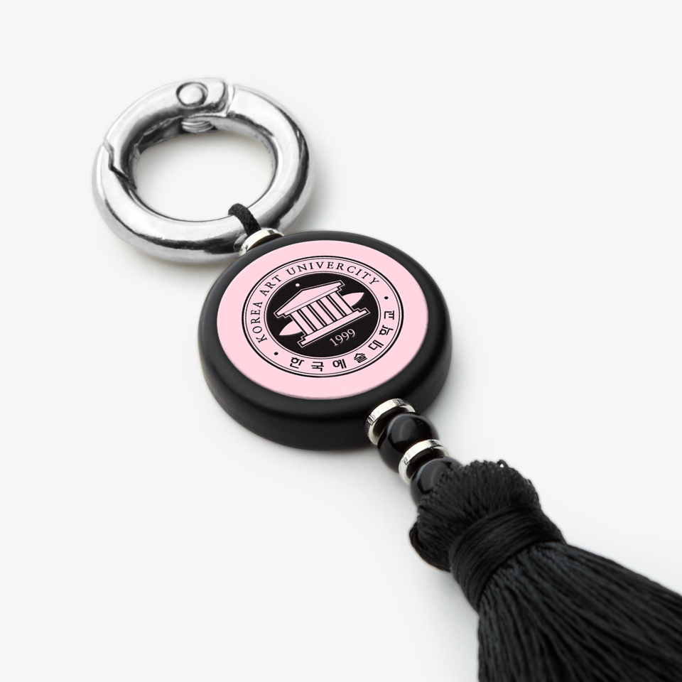 갓 텀블러 600ml-한국 전통의 아름다움을 담아낸 갓(笠) 텀블러 입니다. 한국 전통 모자 갓(笠)에서 영감을 받은 600ml 디자인 텀블러. K-헤리티지 감성을 담은 오브제형 텀블러로 노리개 키링과 갓 끈 디테일이 특징이며 스테인리스 316 소재로 내식성과 내구성이 뛰어난 프리미엄 텀블러. 커스텀 제작 상품, 마플