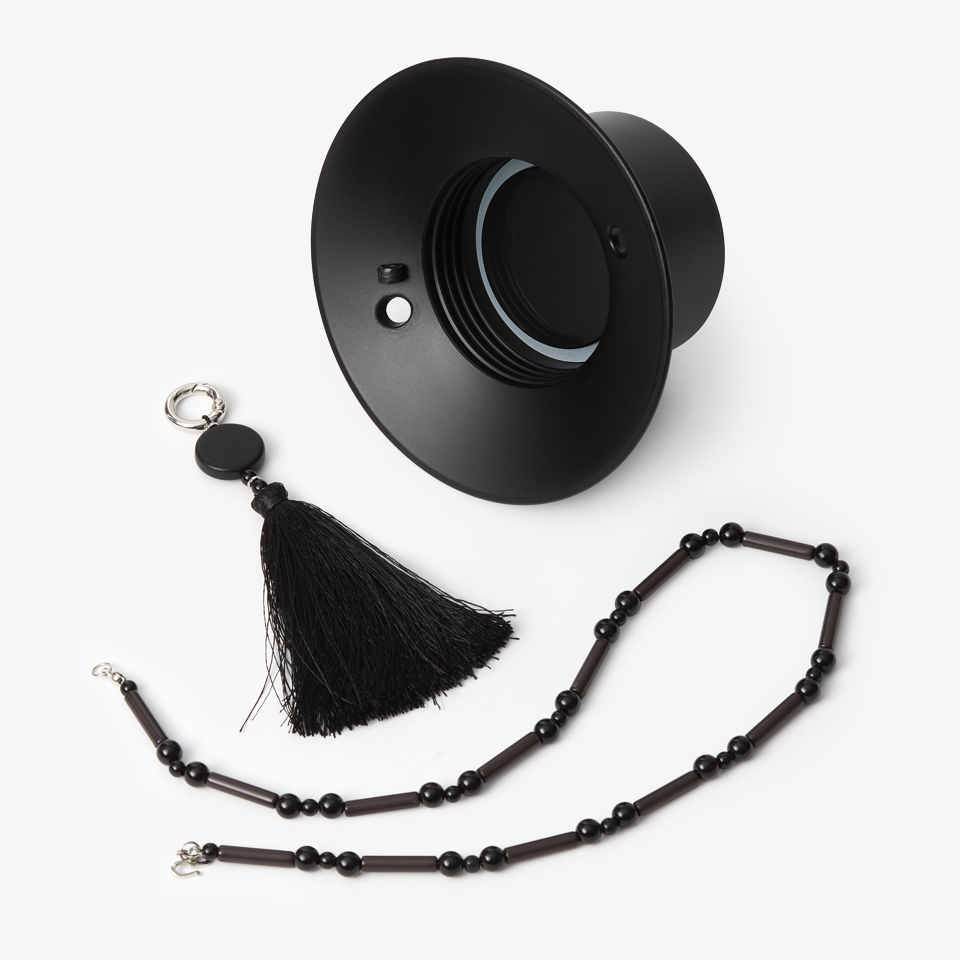 갓 텀블러 600ml-한국 전통의 아름다움을 담아낸 갓(笠) 텀블러 입니다. 한국 전통 모자 갓(笠)에서 영감을 받은 600ml 디자인 텀블러. K-헤리티지 감성을 담은 오브제형 텀블러로 노리개 키링과 갓 끈 디테일이 특징이며 스테인리스 316 소재로 내식성과 내구성이 뛰어난 프리미엄 텀블러. 커스텀 제작 상품, 마플