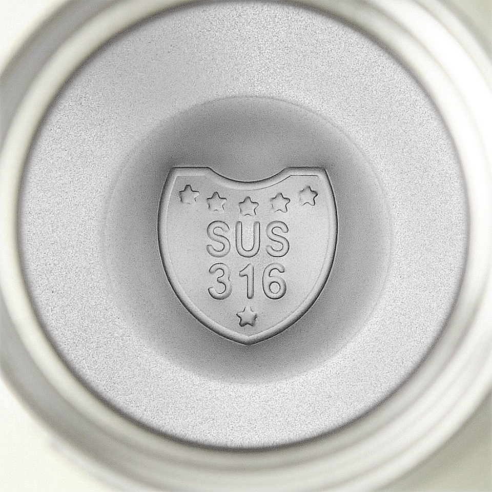 원터치 텀블러 620ml-한 손으로 눌러 쉽게 열고, 캡을 닫아 간편하게 사용할 수 있는 원터치 텀블러입니다. 원터치 오픈 텀블러 620ml는 한 손으로 쉽게 열고 닫을 수 있는 편리한 구조와 슬림한 보틀 디자인이 돋보이는 텀블러입니다. 손가락에 걸어 들거나 가방에 간편하게 휴대할 수 있는 핸들 캡이 적용되어 실용성을 높였습니다. 내부는 SUS 316 스테인리스 소재로 제작되어 위생적이고 안전하며, 실리콘 링으로 누수 걱정을 줄여 데일리 텀블러, 운동용 보틀 커스텀 제작 상품, 마플