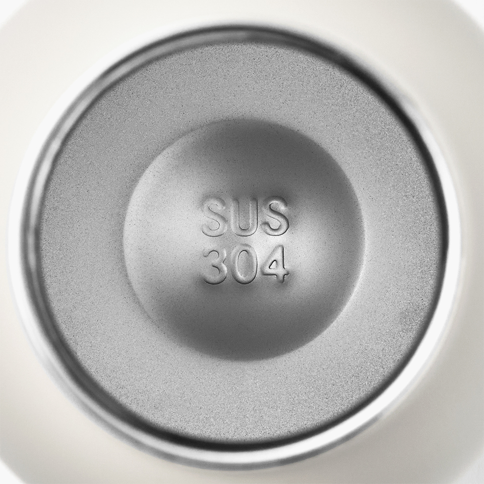 메탈 핸들 텀블러 500ml-이중 진공 시스템으로 음료의 온도를 오래 유지해 실용적으로 사용할 수 있습니다. 외부 파우더 코팅으로 생활 스크래치에 강하고, 깔끔한 컬러감을 더했습니다. 내부는 SUS 304 소재로 제작되어 내구성이 우수하며 손잡이형 뚜껑으로 휴대도 편리합니다. 메탈 핸들 진공 텀블러 500ml은 이중 진공 시스템으로 보온·보냉 효과를 높이고, 외부 파우더 코팅으로 스크래치 걱정을 덜어주는 텀블러입니다. 내부는 SUS 304 소재로 제작되어 내구성이 우수하며, 손잡이가 달려 있어 휴대도 간편합니다. 커스텀 제작 상품, 마플