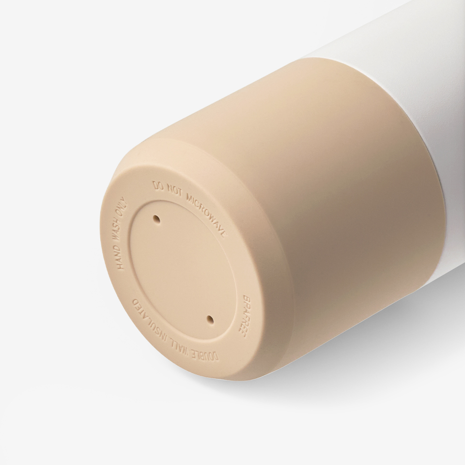 투톤 핸들 텀블러 660ml-일체형 플립 스트로우가 적용되어 별도 빨대 없이 더욱 간편하게 사용할 수 있는 텀블러입니다. 일체형 플립 스트로우로 편리하게 사용할 수 있는 텀블러입니다. 탈착 가능한 이너 스트로우와 SUS 304 소재로 세척이 간편하며, 범퍼가 충격과 스크래치를 줄여주고 핸들 디자인으로 휴대성까지 높였습니다. 커스텀 제작 상품, 마플