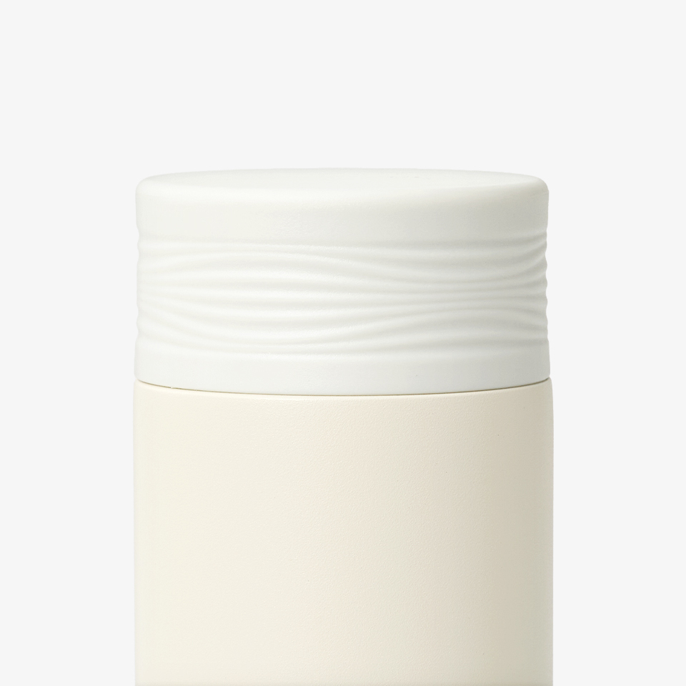 웨이브 캡 텀블러 500ml-손에 안정적으로 잡히는 웨이브 패턴 캡이 적용된 텀블러입니다. 웨이브 패턴 캡으로 안정적인 그립감을 더한 텀블러입니다. SUS 304 스테인리스 소재로 보온 보냉에 효과적이며, 사일런스 스토퍼로 미끄럼과 소음까지 줄여 편리하게 사용할 수 있습니다. 커스텀 제작 상품, 마플