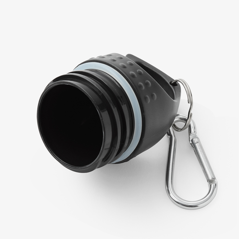 고리형 스포츠 물병 750ml-고리형 스포츠 물병 750ml는 손에 편하게 잡히는 핸들 손잡이와 카라비너 고리가 적용되어 휴대가 간편한 스포츠 보틀입니다.  고리형 스포츠 물병 750ml는 손에 편하게 잡히는 핸들 손잡이와 걸이형 고리가 적용되어 휴대가 간편한 스포츠 보틀입니다. 매끈한 무광택 표면 코팅으로 깔끔한 외관을 완성했으며, 내부 실리콘 패킹으로 밀폐력을 높여 더욱 안정적으로 사용할 수 있습니다. 내구성과 위생성을 갖춘 SUS 304 스테인리스 소재를 적용해 부식에 강하고 실용적이며, 운동 커스텀 제작 상품, 마플