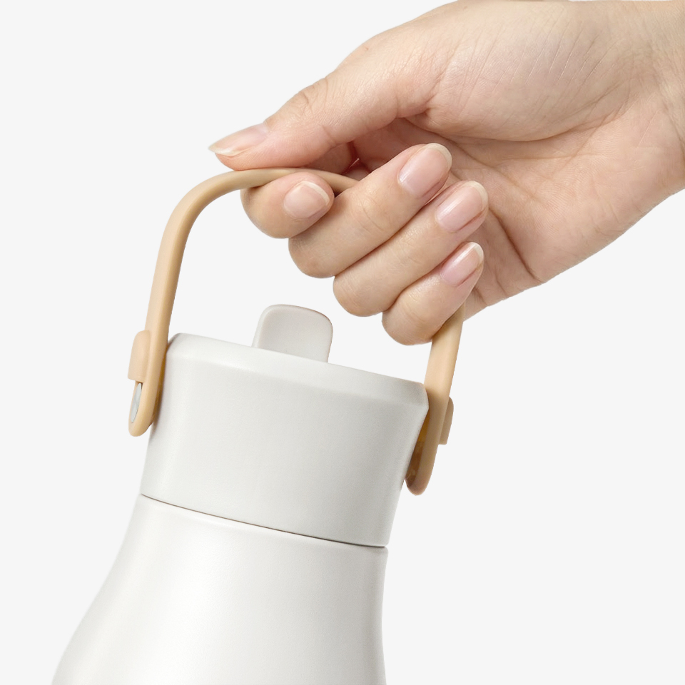 투톤 핸들 텀블러 660ml-일체형 플립 스트로우가 적용되어 별도 빨대 없이 더욱 간편하게 사용할 수 있는 텀블러입니다. 일체형 플립 스트로우로 편리하게 사용할 수 있는 텀블러입니다. 탈착 가능한 이너 스트로우와 SUS 304 소재로 세척이 간편하며, 범퍼가 충격과 스크래치를 줄여주고 핸들 디자인으로 휴대성까지 높였습니다. 커스텀 제작 상품, 마플