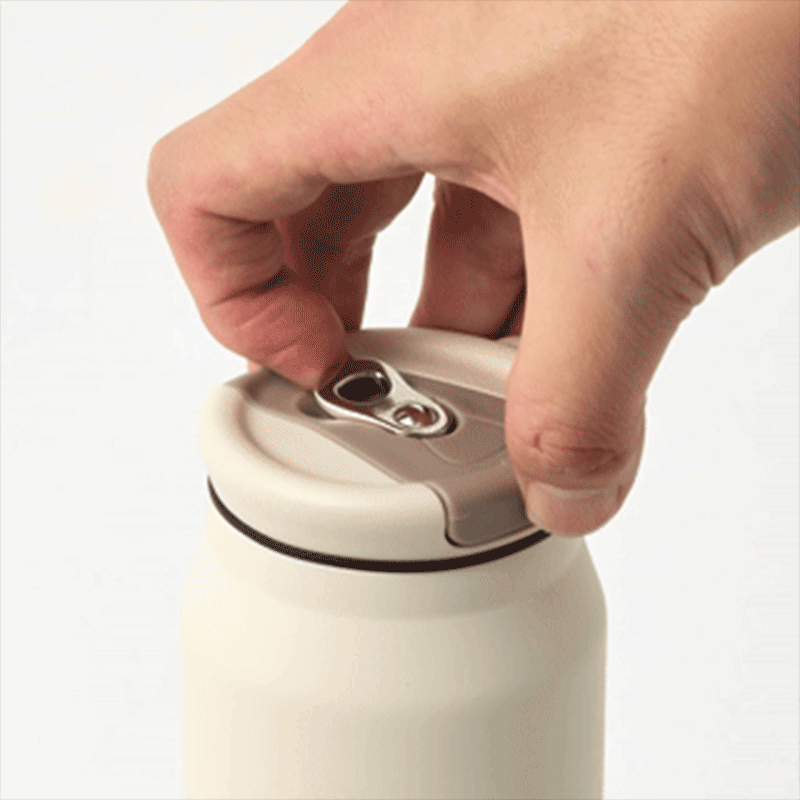 컬러 스트랩 텀블러 450ml-한 손에 쥐기 좋은 슬림한 바디와 탈부착이 가능한 로프 스트랩이 있어 휴대가 간편합니다. 풀탭형 잠금 장치로 물샘을 방지해 더욱 안전하게 사용할 수 있는 텀블러입니다. 한 손에 잡기 좋은 슬림한 바디와 탈부착이 가능한 로프 스트랩이 있어 휴대가 간편합니다. 내부는 SUS 304 소재로 제작되어 보온, 보냉에 효과적입니다. 커스텀 제작 상품, 마플