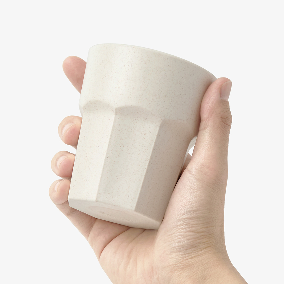 친환경 컵 400ml 2pcs-친환경 컵 400ml 2pcs는 커피박을 활용한 친환경 소재로 제작되어 일상 속에서 더욱 의미 있게 사용할 수 있는 컵 세트입니다.  친환경 컵 400ml 2pcs는 커피박을 활용한 친환경 소재와 실용적인 400ml 용량이 돋보이는 컵 세트입니다. 물컵, 커피컵, 음료컵으로 활용하기 좋으며 집 커스텀 제작 상품, 마플