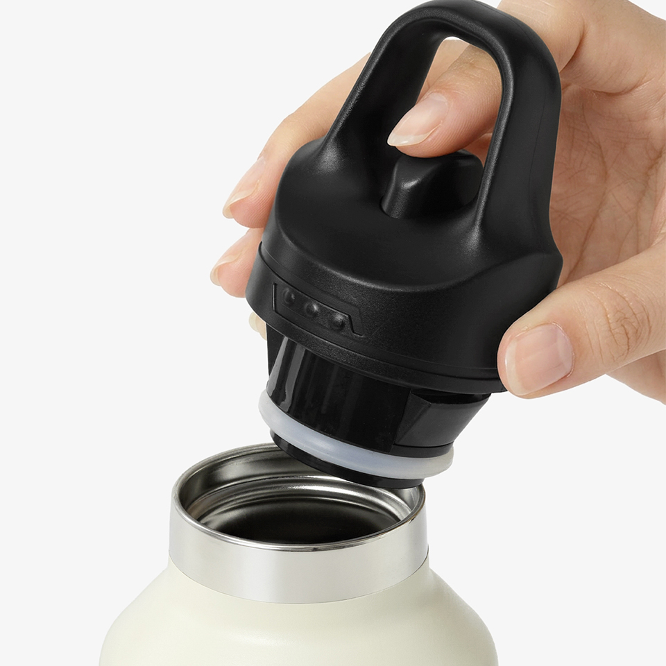 원터치 텀블러 620ml-한 손으로 눌러 쉽게 열고, 캡을 닫아 간편하게 사용할 수 있는 원터치 텀블러입니다. 원터치 오픈 텀블러 620ml는 한 손으로 쉽게 열고 닫을 수 있는 편리한 구조와 슬림한 보틀 디자인이 돋보이는 텀블러입니다. 손가락에 걸어 들거나 가방에 간편하게 휴대할 수 있는 핸들 캡이 적용되어 실용성을 높였습니다. 내부는 SUS 316 스테인리스 소재로 제작되어 위생적이고 안전하며, 실리콘 링으로 누수 걱정을 줄여 데일리 텀블러, 운동용 보틀 커스텀 제작 상품, 마플