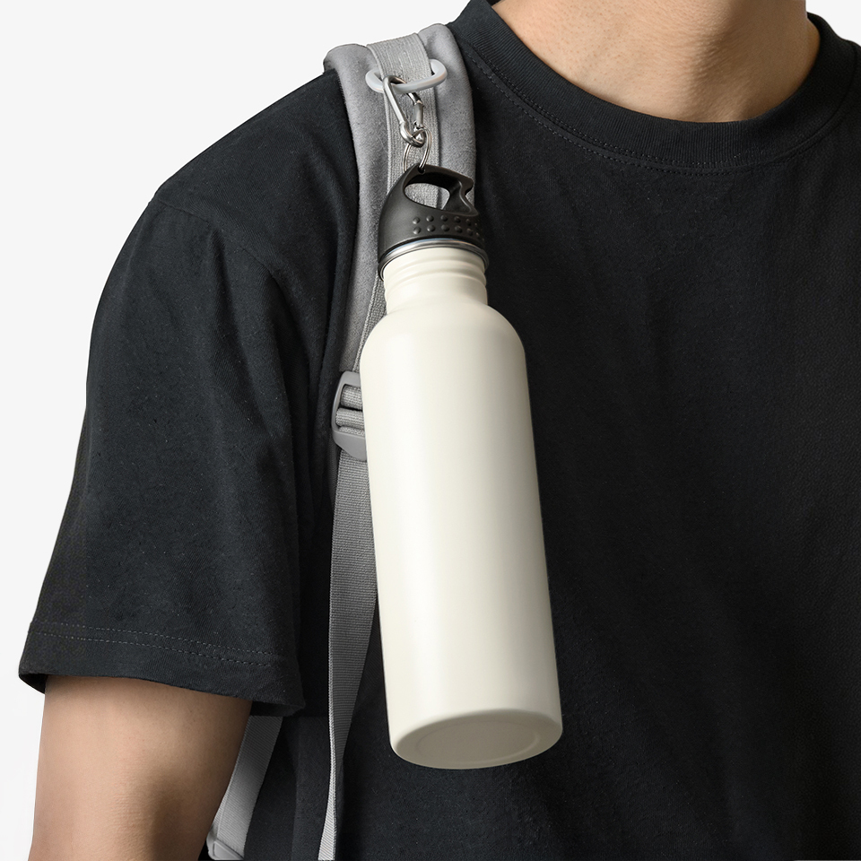 고리형 스포츠 물병 750ml-고리형 스포츠 물병 750ml는 손에 편하게 잡히는 핸들 손잡이와 카라비너 고리가 적용되어 휴대가 간편한 스포츠 보틀입니다.  고리형 스포츠 물병 750ml는 손에 편하게 잡히는 핸들 손잡이와 걸이형 고리가 적용되어 휴대가 간편한 스포츠 보틀입니다. 매끈한 무광택 표면 코팅으로 깔끔한 외관을 완성했으며, 내부 실리콘 패킹으로 밀폐력을 높여 더욱 안정적으로 사용할 수 있습니다. 내구성과 위생성을 갖춘 SUS 304 스테인리스 소재를 적용해 부식에 강하고 실용적이며, 운동 커스텀 제작 상품, 마플