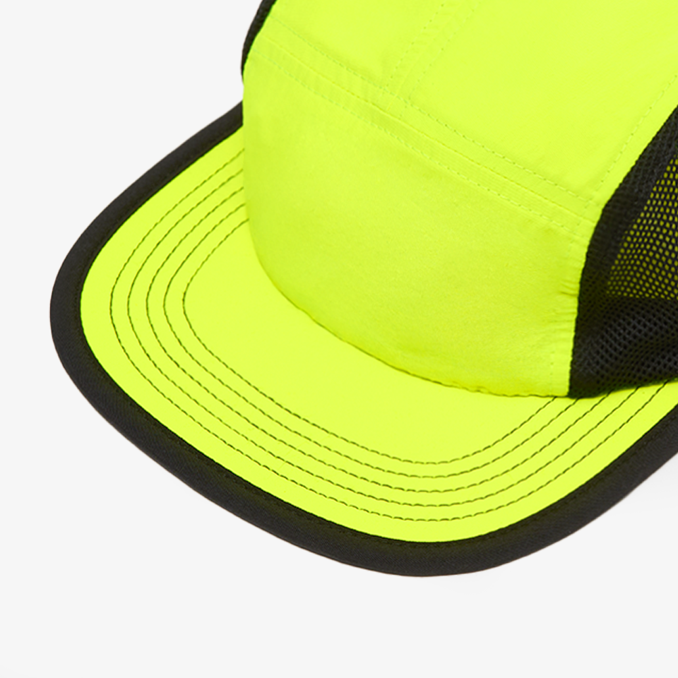 플랫 챙 디자인의 커스텀 제작 러닝 모자, 러닝과 일상 모두에서 스포티하고 스타일리시한 무드를 완성하는 볼캡