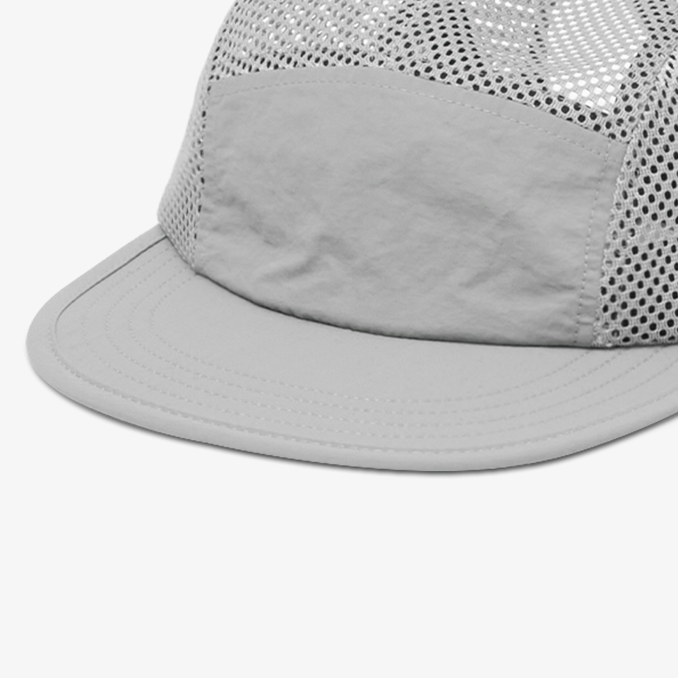 라이트 러닝 볼캡-나일론 원단으로 제작된 모자로, 가볍고 스포티한 감각이 돋보입니다. 옆면은 메시 소재를 적용해 뛰어난 통기성을 제공하여, 쾌적함을 유지할 수 있습니다. 또한 빠른 건조와 자외선 차단에 좋아 러닝을 비롯한 다양한 운동 활동에 적합합니다. 통기성과 빠른 건조 기능을 갖춘 메쉬 러닝 모자. 가볍고 편안한 착용감으로 러닝, 야외활동에 최적화된 스포츠 캡. 블랙·그레이 컬러, 나일론 소재 커스텀 제작 상품, 마플