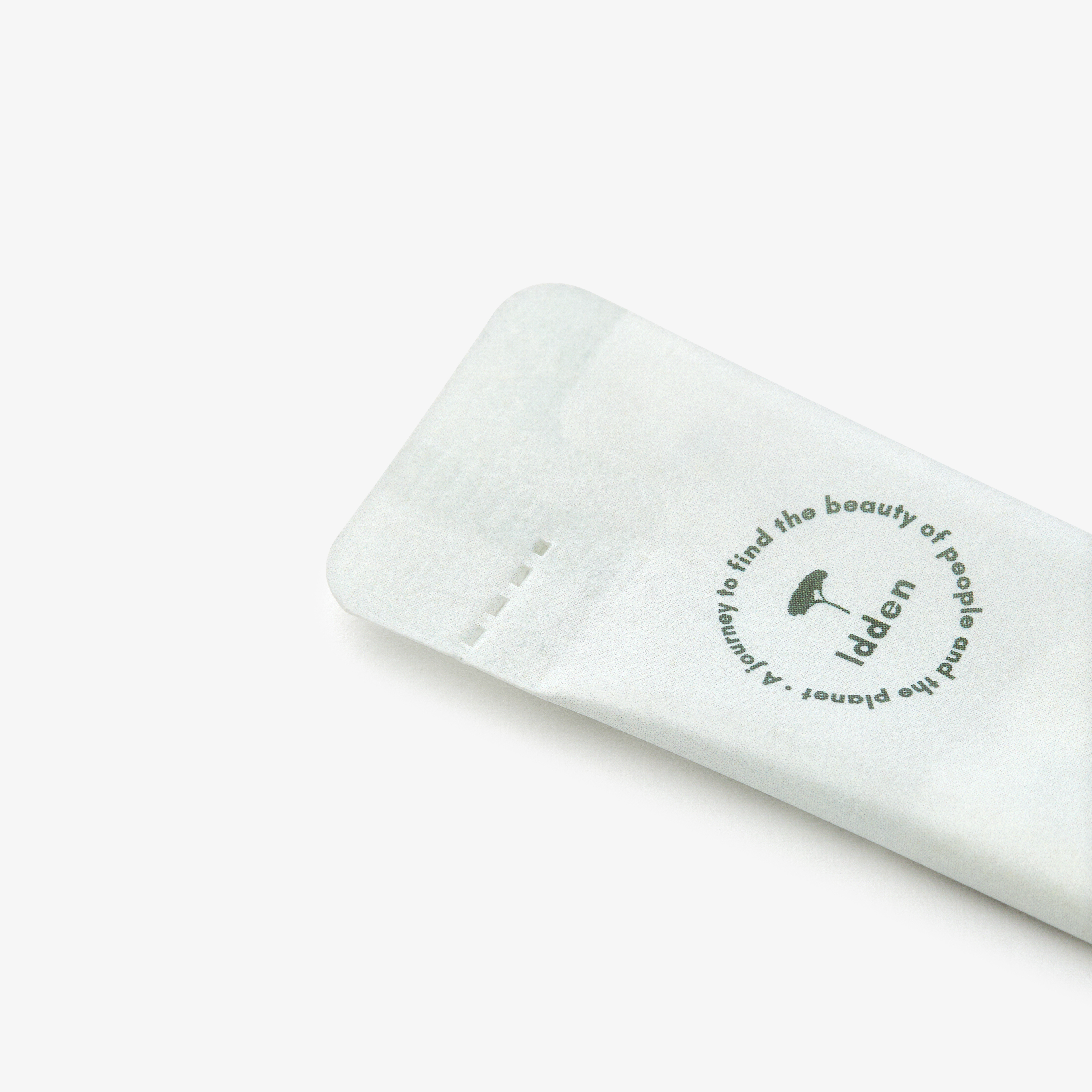 가볍고 간편한 액체 치약과 위생적인 대나무 칫솔 구성, 종이·생분해 필름 포장으로 완성한 친환경 양치 키트.