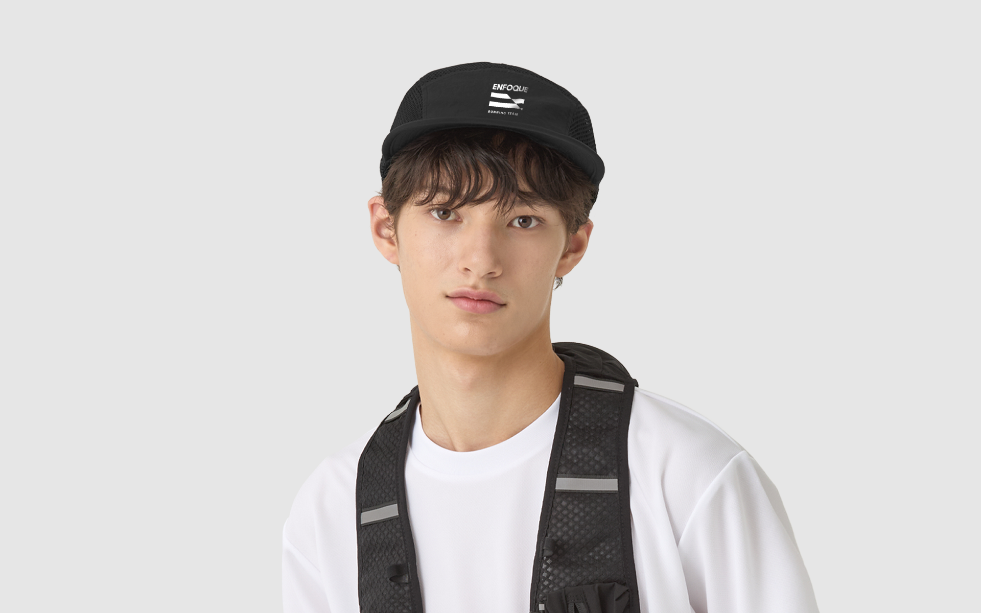 커스텀 라이트 러닝 볼캡을 착용한 모델, 크루 로고와 문구를 담아 팀워크와 소속감을 높여주는 맞춤 제작 러닝 모자