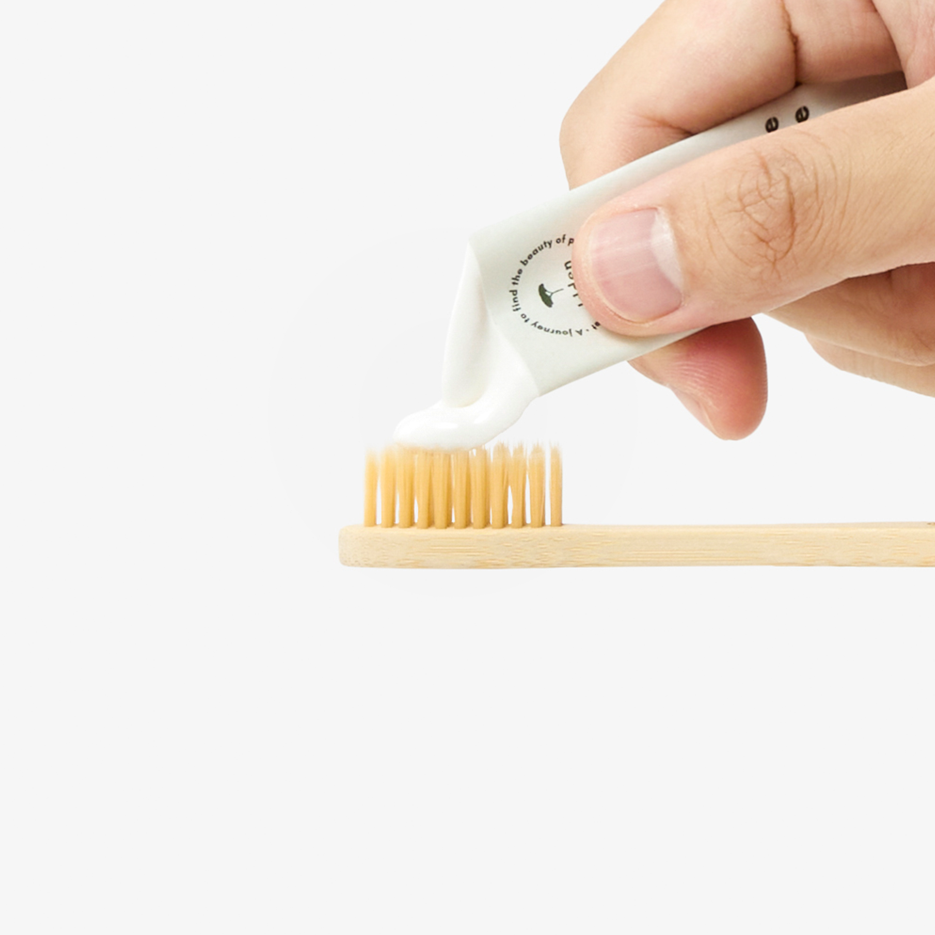 가볍고 간편한 액체 치약과 위생적인 대나무 칫솔 구성, 종이·생분해 필름 포장으로 완성한 친환경 양치 키트.