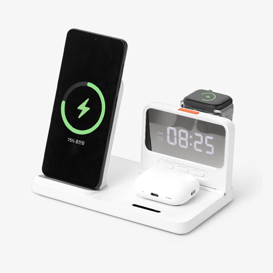 아이클락 올인원 15W 고속 무선 충전기-스마트폰·워치·무선 이어폰을 한 번에 충전할 수 있는 3 in 1 멀티 충전 스탠드 입니다. 스마트폰·워치·이어폰을 동시에 충전할 수 있는 3in1 고속 무선 충전기, 듀얼 코일 구조로 안정적인 충전을 지원하며 LED 시계 기능까지 더해져 데스크 공간 활용도와 실용성을 높여줍니다. 과전류 방지 기능으로 안심하고 사용할 수 있는 멀티 충전 아이템. 커스텀 제작 상품, 마플