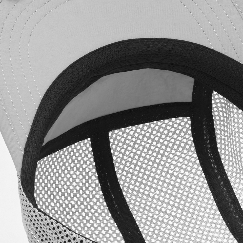 라이트 러닝 볼캡-나일론 원단으로 제작된 모자로, 가볍고 스포티한 감각이 돋보입니다. 옆면은 메시 소재를 적용해 뛰어난 통기성을 제공하여, 쾌적함을 유지할 수 있습니다. 또한 빠른 건조와 자외선 차단에 좋아 러닝을 비롯한 다양한 운동 활동에 적합합니다. 통기성과 빠른 건조 기능을 갖춘 메쉬 러닝 모자. 가볍고 편안한 착용감으로 러닝, 야외활동에 최적화된 스포츠 캡. 블랙·그레이 컬러, 나일론 소재 커스텀 제작 상품, 마플