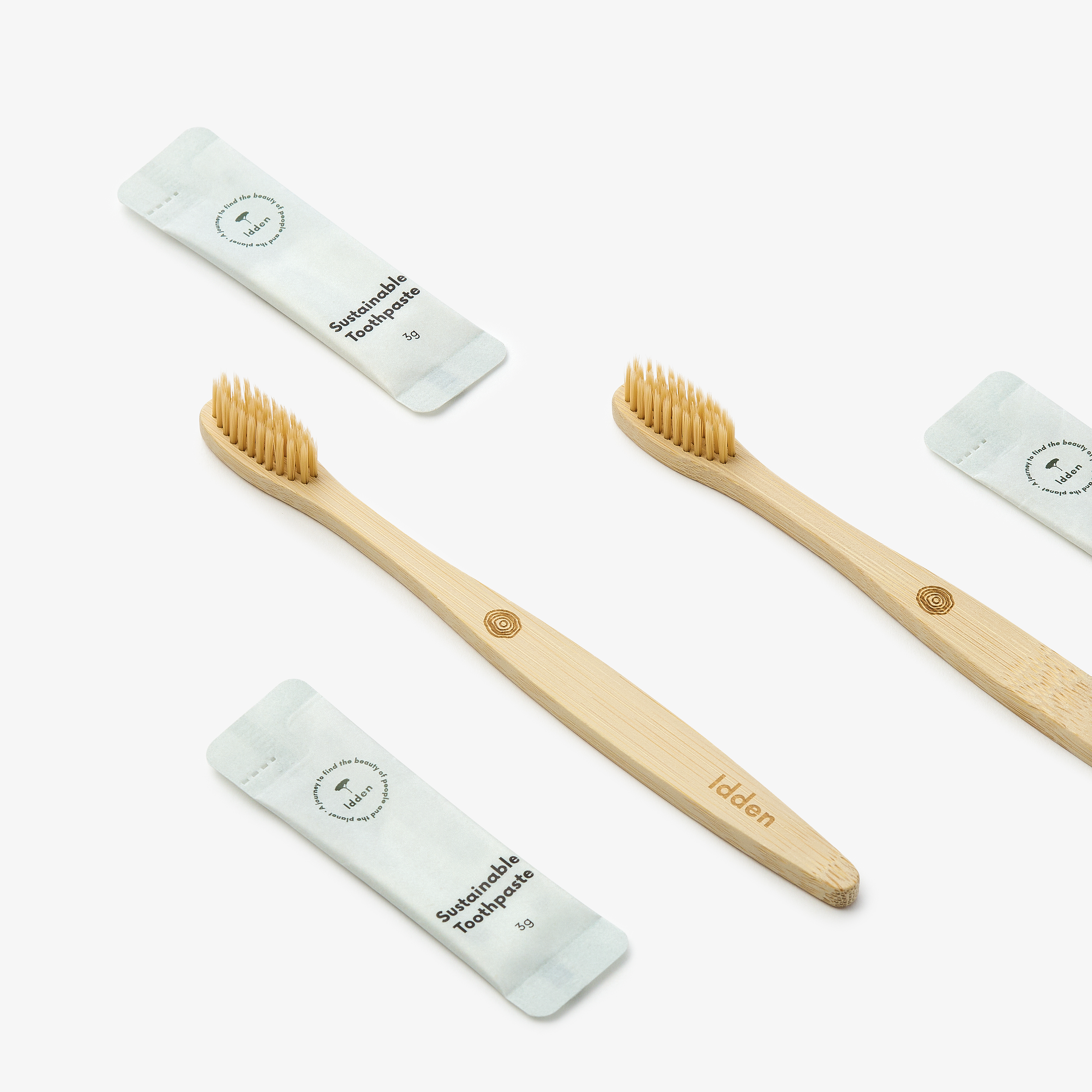 환경을 생각한 대나무 칫솔과 친환경 포장의 액체 치약 세트, PBT 미세모로 부드럽고 위생적인 사용감을 제공하는 지속 가능한 양치 키트.