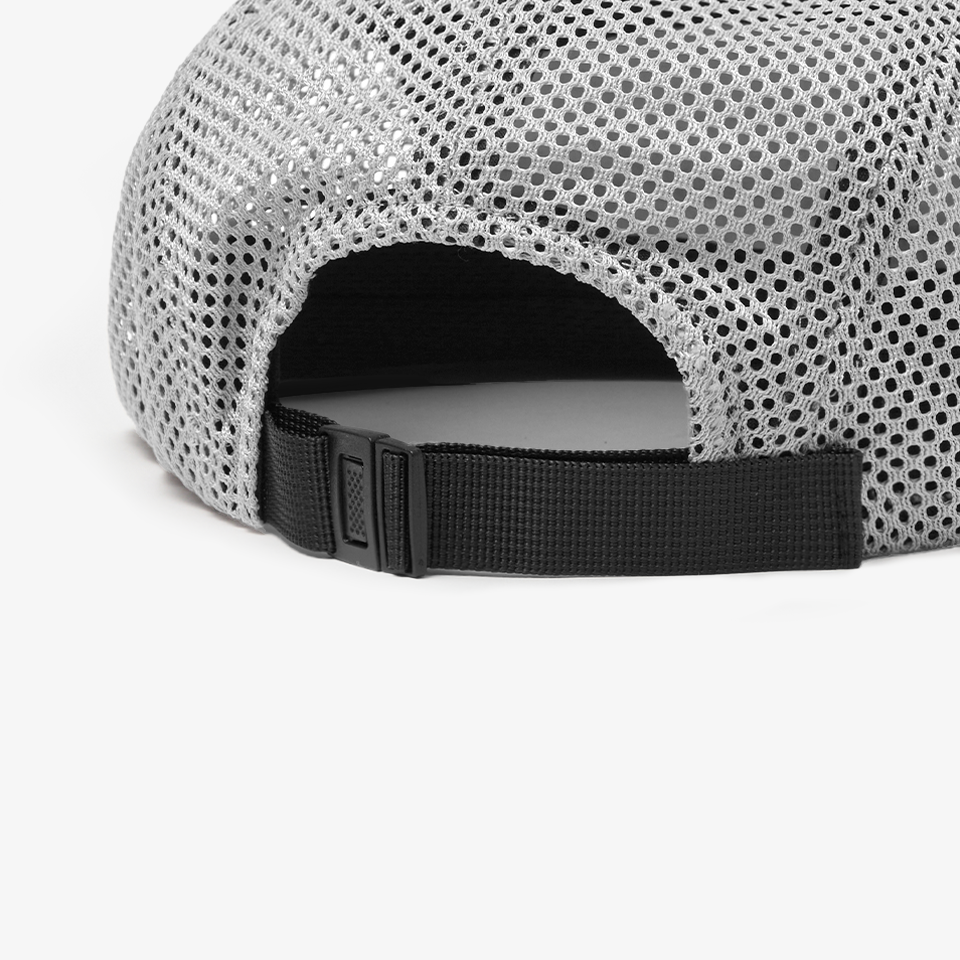 라이트 러닝 볼캡-나일론 원단으로 제작된 모자로, 가볍고 스포티한 감각이 돋보입니다. 옆면은 메시 소재를 적용해 뛰어난 통기성을 제공하여, 쾌적함을 유지할 수 있습니다. 또한 빠른 건조와 자외선 차단에 좋아 러닝을 비롯한 다양한 운동 활동에 적합합니다. 통기성과 빠른 건조 기능을 갖춘 메쉬 러닝 모자. 가볍고 편안한 착용감으로 러닝, 야외활동에 최적화된 스포츠 캡. 블랙·그레이 컬러, 나일론 소재 커스텀 제작 상품, 마플