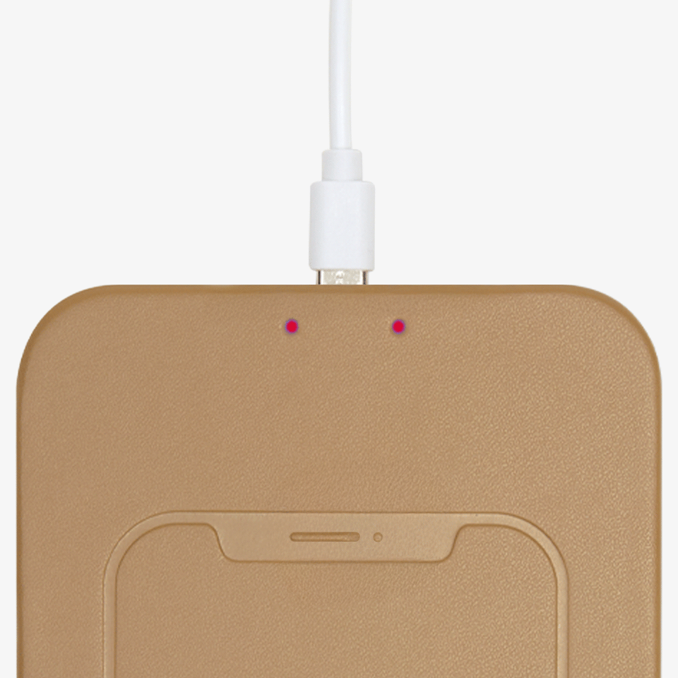 분리형 15W 고속 무선 충전 마우스 패드-가죽 소재로 제작되어 부드럽고 편안한 사용감을 제공하며, 최대 15W 고속 무선 충전을 지원하는 패드가 마그네틱으로 부착 가능한 마우스 패드입니다. 부드러운 가죽 소재의 마우스 패드에 15W 고속 무선 충전 기능을 결합한 실용적인 데스크 아이템, LED 인디케이터로 충전 상태를 한눈에 확인할 수 있고 마그네틱 탈부착 구조로 충전 패드를 자유롭게 분리·결합할 수 있어 다양한 환경에 맞게 활용 가능합니다. 업무 환경을 세련되게 완성하는 데스크 필수품. 커스텀 제작 상품, 마플