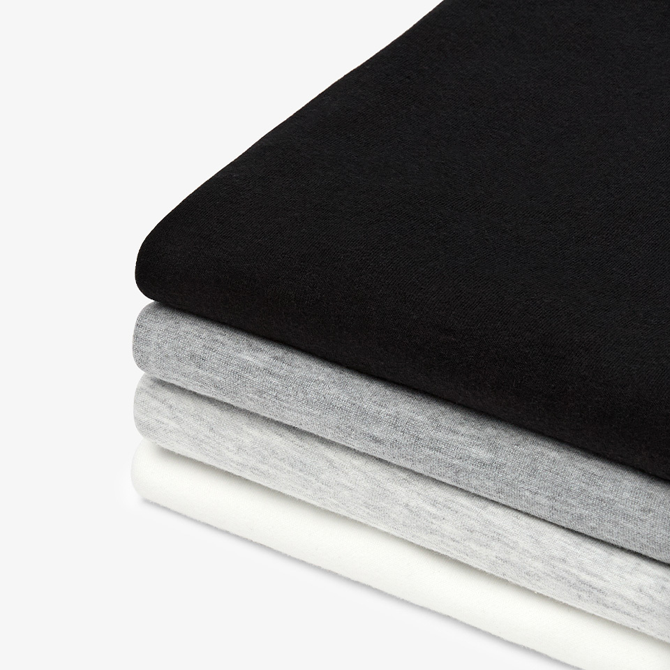 블랙, 멜란지, 화이트, 라이트멜란지 색상으로 구성된 맨투맨