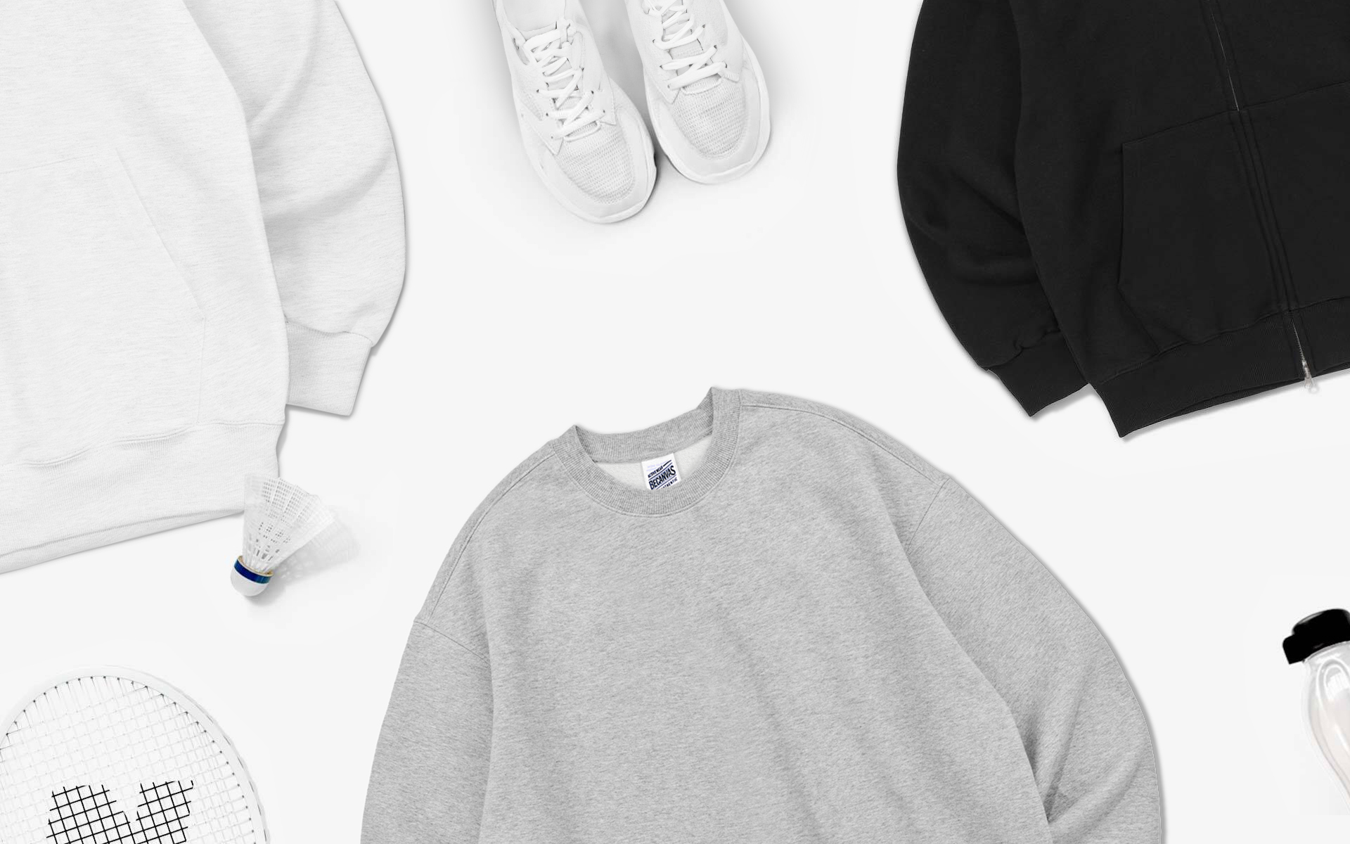  커스텀 기모 쭈리 오버핏 맨투맨, 운동화와 라켓 소품과 함께 배치된 캐주얼한 스타일 연출