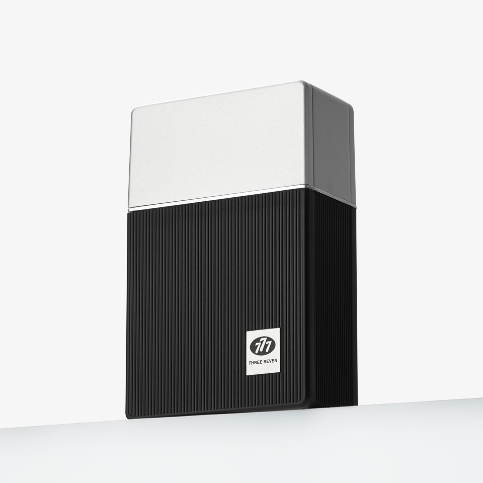 무광 텍스처와 절제된 컬러를 적용한 고급스러운 케이스 디자인으로 프리미엄 무드를 더한 네일 관리 6종 세트 