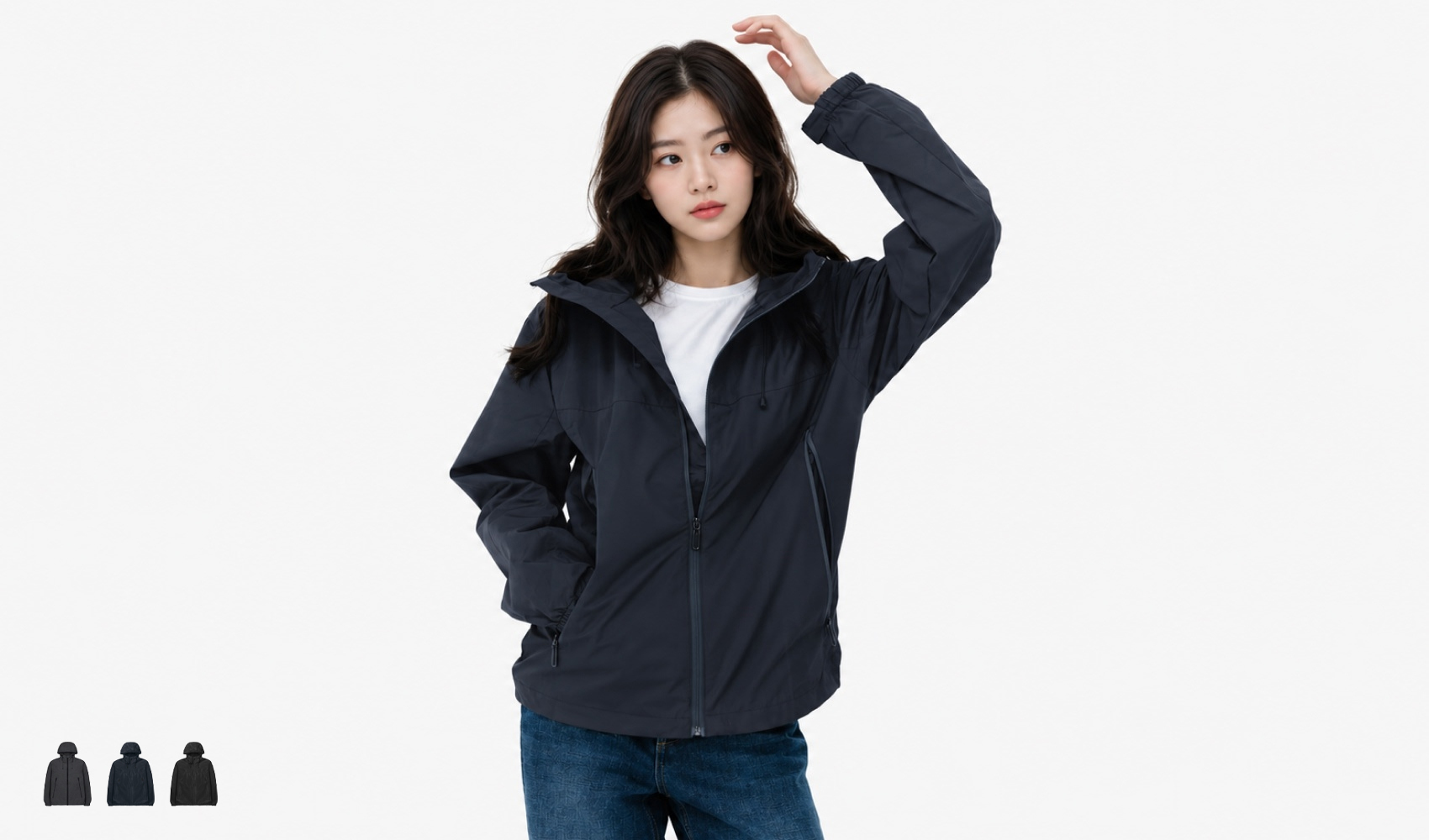 마플 후드 바람막이 자켓 - 흰색 티셔츠 위에 네이비색 후드 바람막이를 걸친 여성 모델
