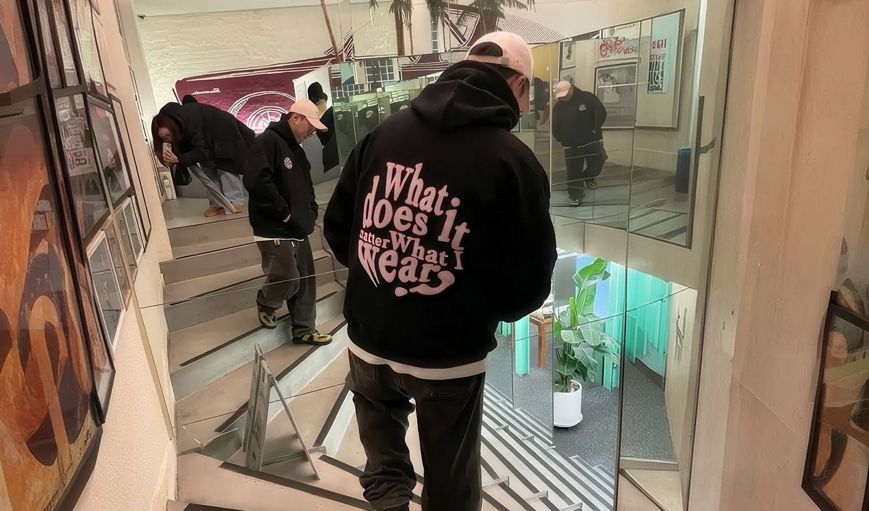 마플 후드티 제작 - 등판에 분홍색 영문 레터링과 큰 물음표를 넣은 검정 후드티 착용 모습
